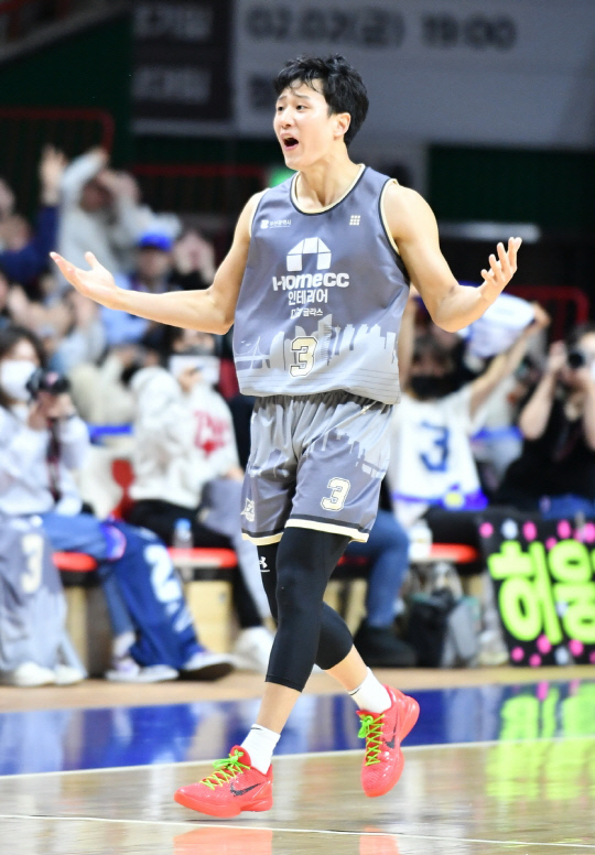 허웅이 경기 중 항의하고 있다. [KBL 제공]